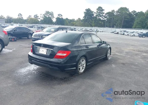 2014 Mercedes-Benz C 250 Sport z USA, uszkodzony, nr VIN WDDGF4HB2ER304790